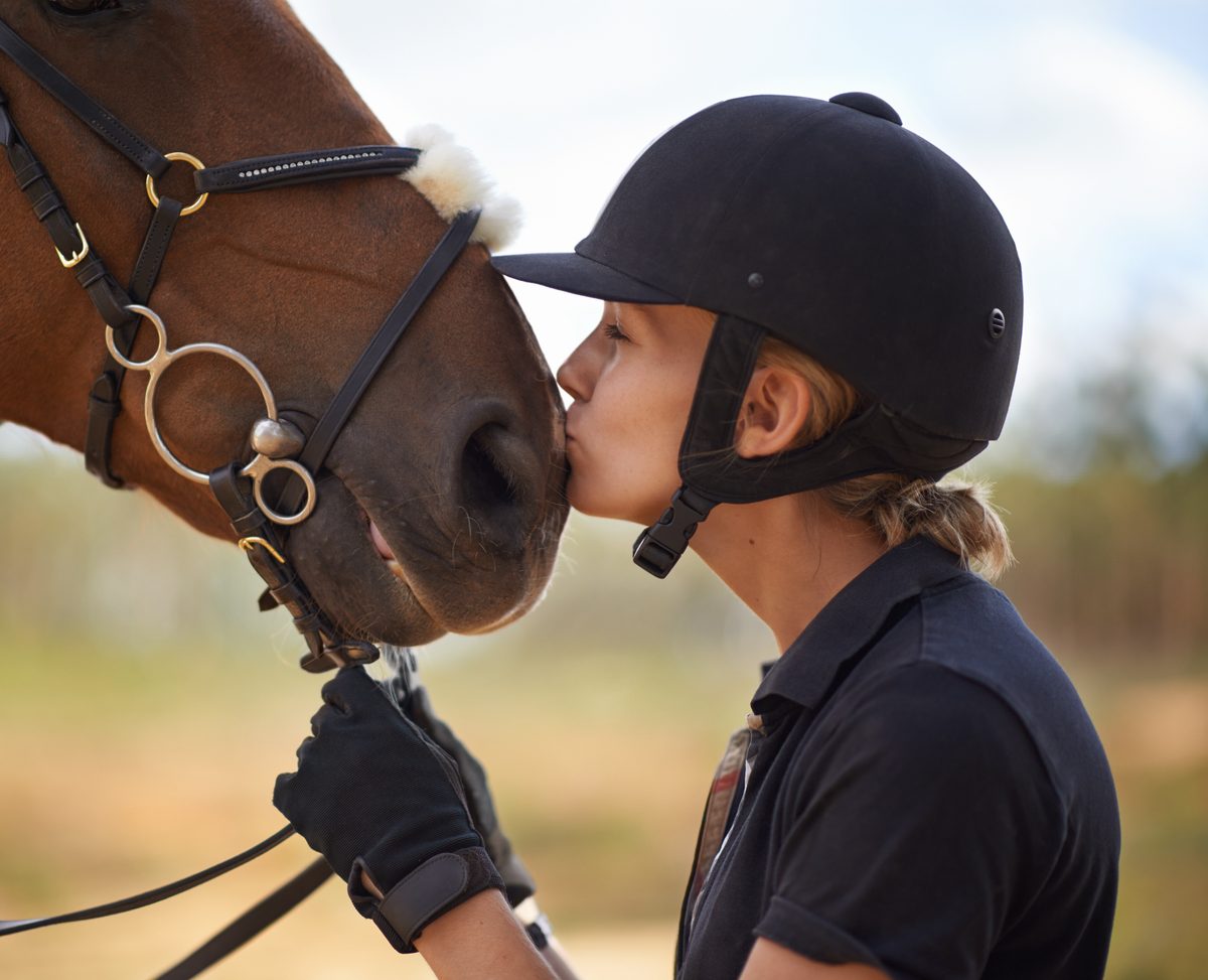 Complicité entre une cavalière et son cheval au Centre Équestre de Montigny